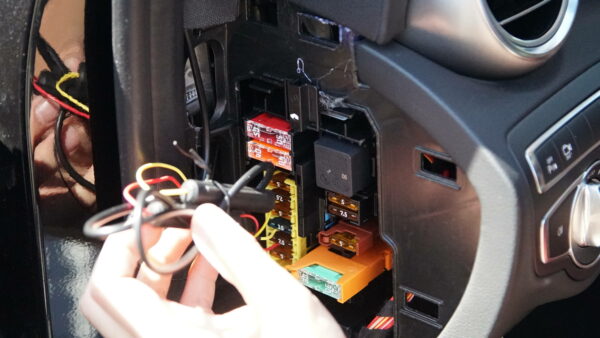 Connect a dash cam and other devices to the fuse box