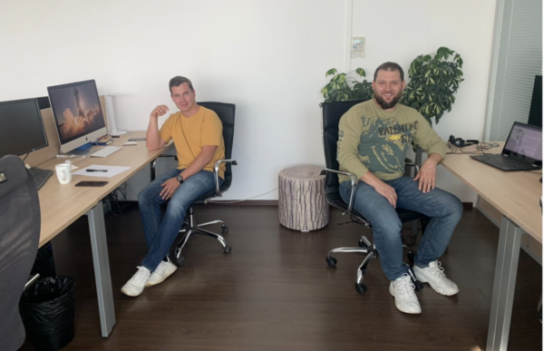(Izquierda) Nikita Derzhavinsky, propietario de producto de Navixy GIS, (Derecha) Vlad Tsweklinsky, VP de Ventas de Navixy
