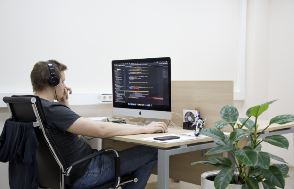 Lev Baryshev, líder del equipo de desarrollo móvil, en la oficina de Navixy